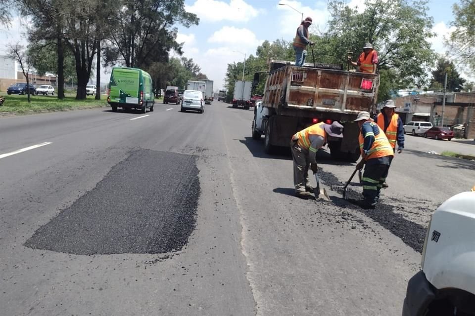 La SIOP realizó la labor de bacheo entre Periférico y el Aeropuerto.