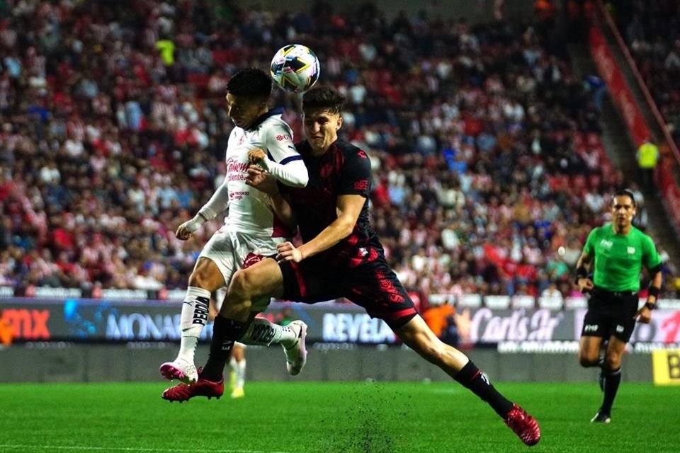 Las Chivas sufrieron su primera derrota del torneo Apertura 2024 con un 4-2 por parte de los Xolos, en un juego donde imperaron los errores defensivos, la contundencia rival y la polémica arbitral.