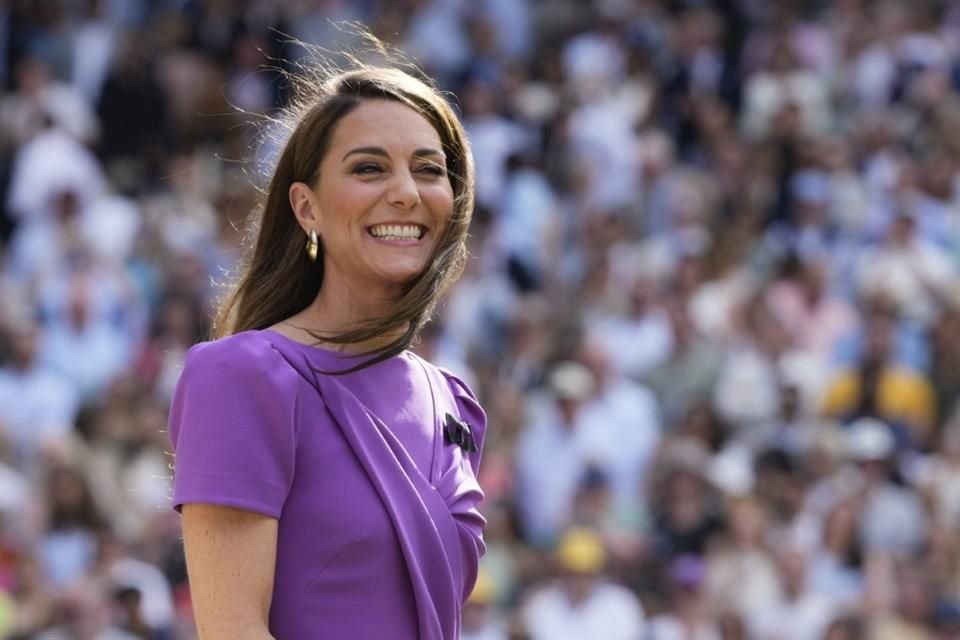 Kate Middleton asistió a la final individual masculina en Wimbledon donde fue recibida entre ovaciones y aplausos de los presentes.