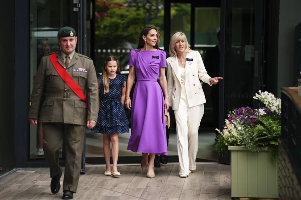 La Princesa de Gales lució un vestido morado brillante de Safiyaa.