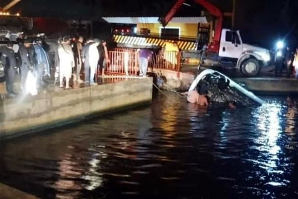 Así quedó la camioneta en la que siete jóvenes murieron al caer al río Calzadas, en Coatzacoalcos, Veracruz, el pasado 13 de julio.
