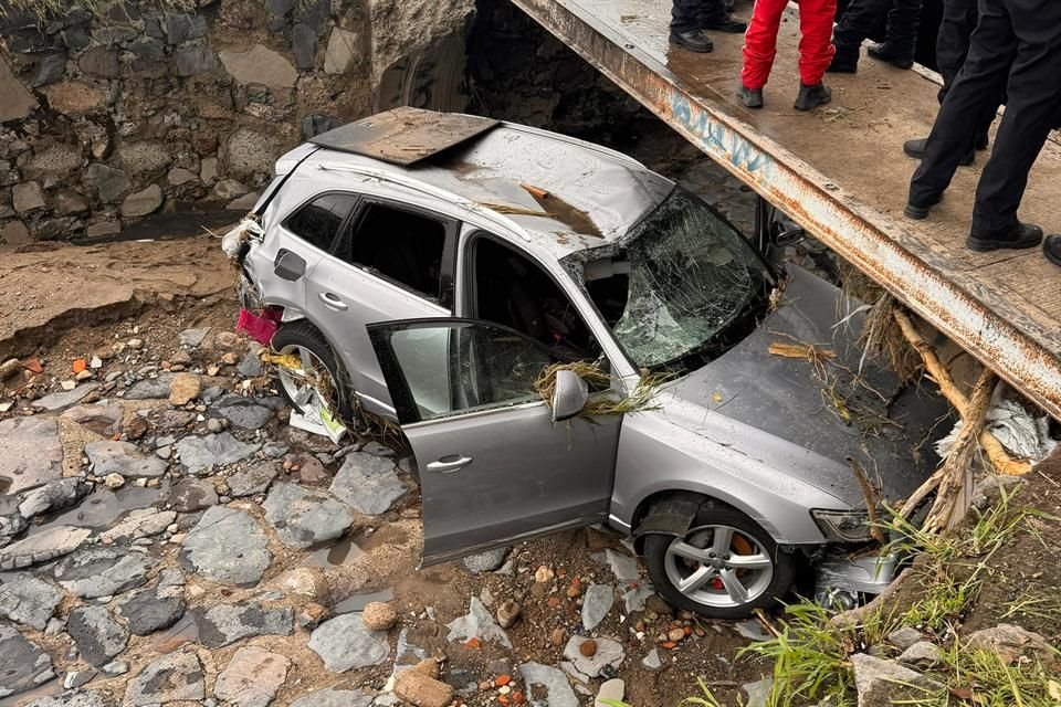 La joven fue arrastrada por la corriente dentro de su auto.