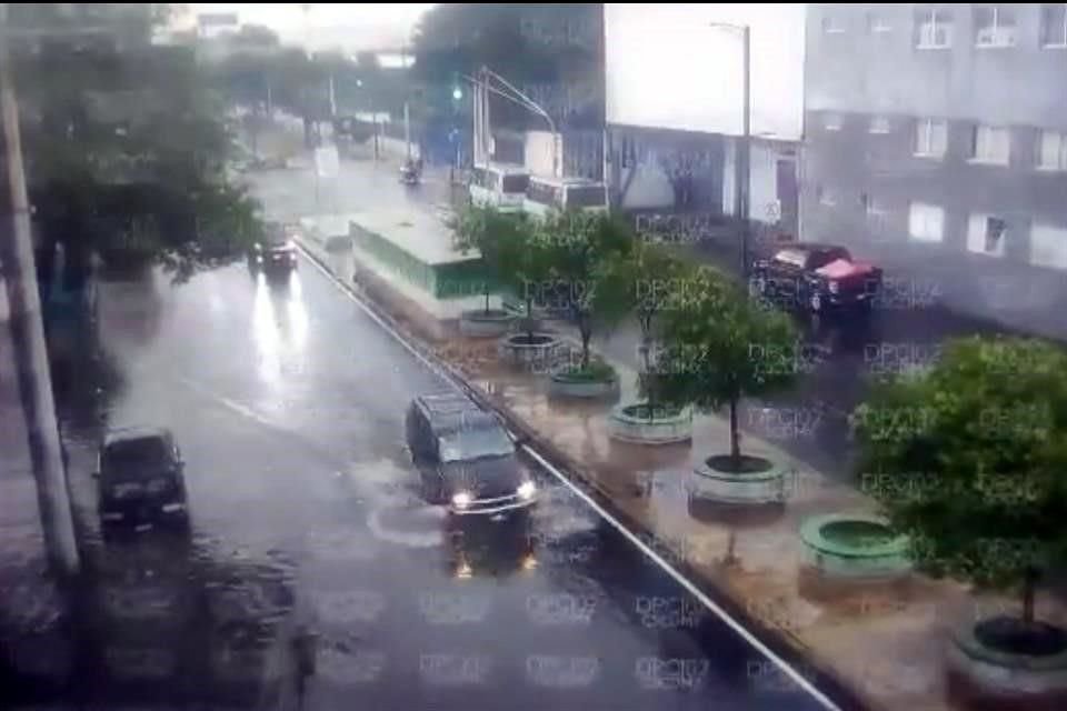 En la Av. Tláhuac y Cosechadores un encharcamiento de 200 metros es atendido por servicios de emergencia.