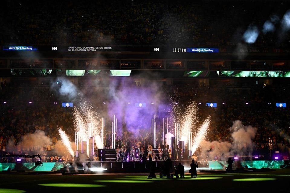 La cantante colombiana Shakira actúa en el escenario durante el partido de fútbol final del torneo Conmebol Copa América 2024 entre Argentina y Colombia en el Hard Rock Stadium.