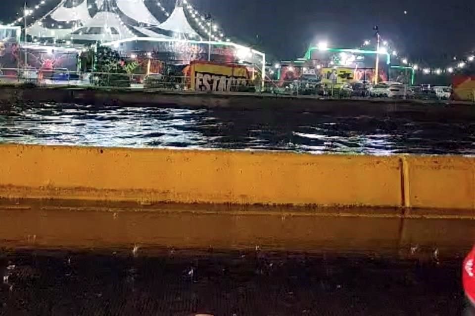 En Av. López Mateos, hubo carriles completamente cubiertos por el agua.