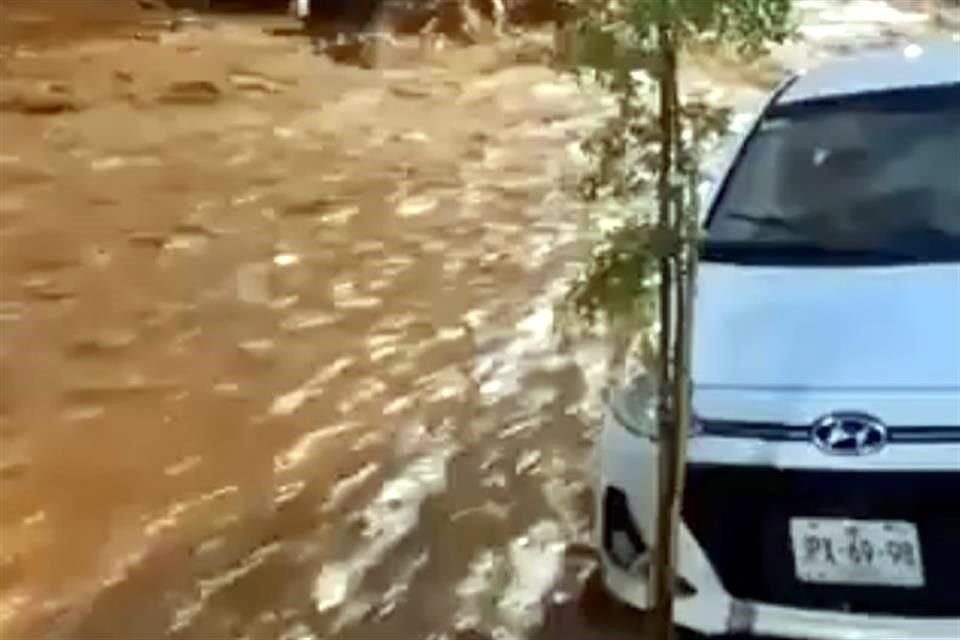 En una calle de Nextipac, Jocotepec, el agua corrió como río.