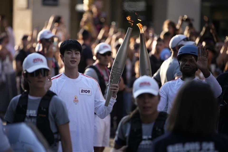 Jin recibió el fuego olímpico en la calle Rue de Rivoli, en París.