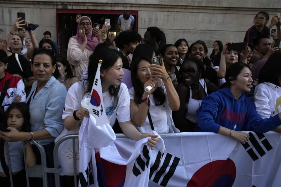 La participación de Jin desató la locura de sus fans en París.