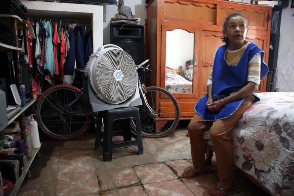 La señora Tomasa Díaz fue una de las más afectadas, ya que se preparaba anoche para vender cena cuando llegó la corriente frente a su casa.