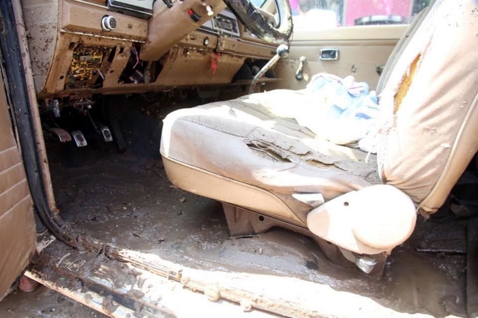 El agua con lodo entró hasta los asientos y el motor de esta camioneta.