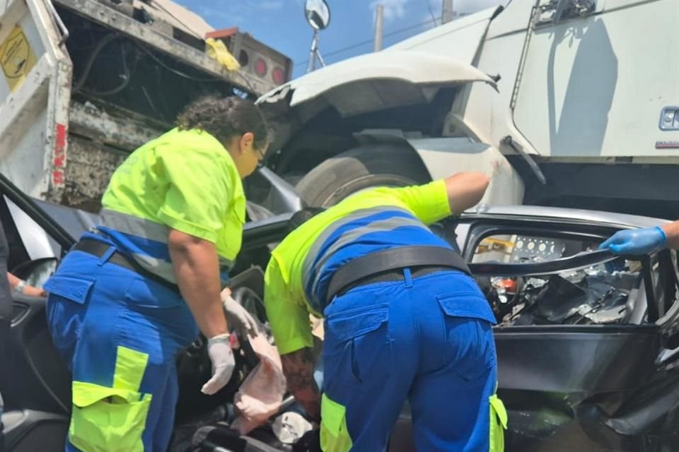 Un choque en Tlajomulco, que involucró un tráiler, un camión y un auto compacto, dejó a una mujer sin vida y nueve personas lesionadas.