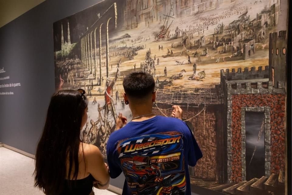 En esta exposición la curaduría buscó que la obra tuviera un diálogo con los murales de José Clemente Orozco.