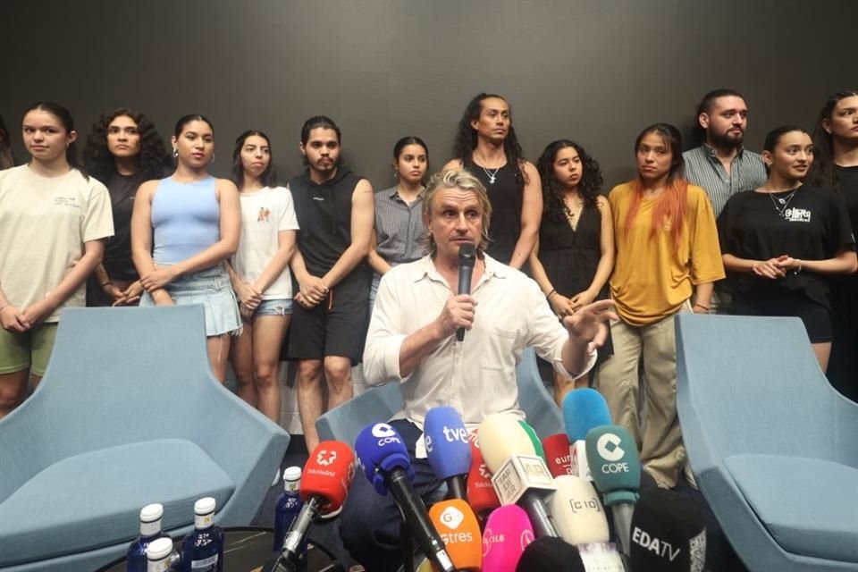 Los becarios del musical denunciaron coacciones de la policía española.