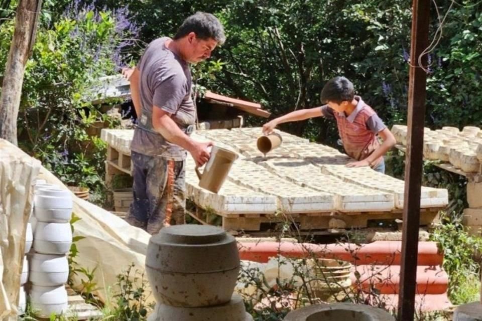El estudio encontró que incluso niños trabajan el barro con plomo.