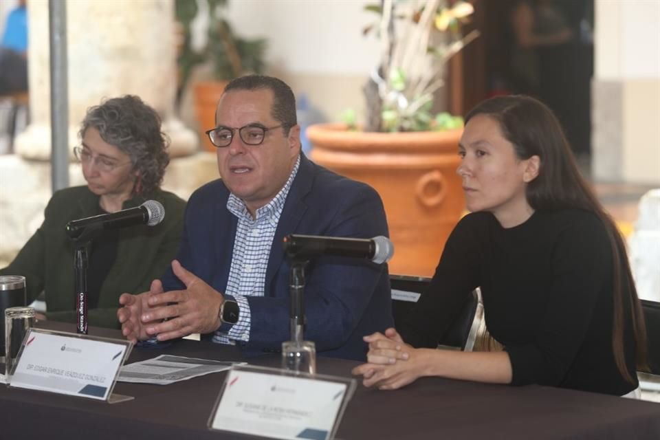 Mara Robles y Enrique Velázquez, diputados de Hagamos, junto a Susana de la Rosa, en rueda de prensa.