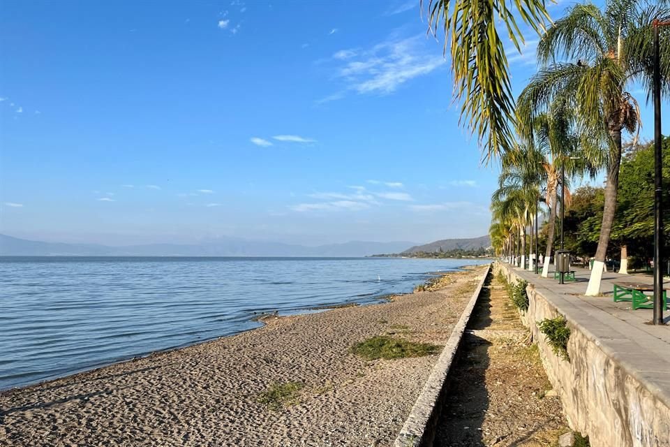 Aunque ya se había acordado entregar atribuciones federales a tres Municipios ribereños para que vigilen la zona federal del Lago de Chapala, la Conagua ha postergado la firma del convenio.