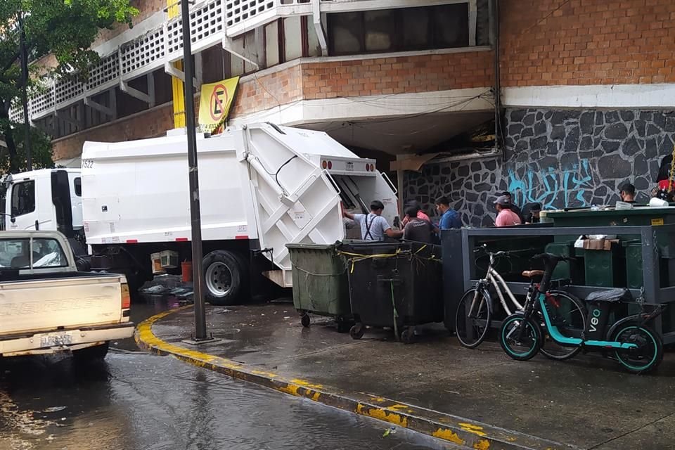 Camiones recolectores de basura levantaron los desechos acumulados en el Mercado San Juan de Dios.