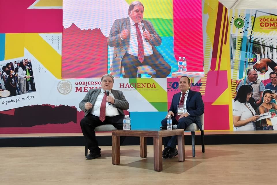 Héctor Santana Suárez, titular de la Unidad de Pensiones y Seguridad Social de la SHCP (izquierda), y Julio César Cervantes, presidente de la Consar (derecha).