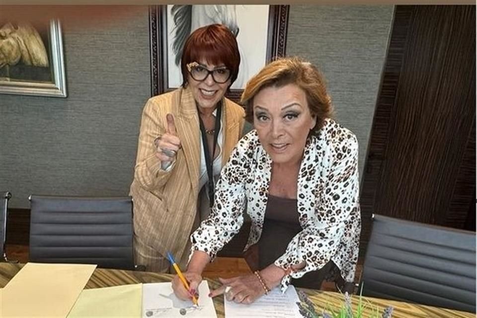 Alejandra compartió una segunda fotografía en la que se ve a su hermana Sylvia Pasquel en plena firma de documentos.