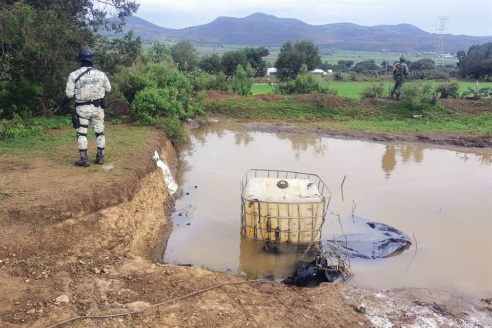 Agentes de GN y Ejército desmantelaron centro de huachicoleo en Tepeapulco, Hidalgo; aseguraron 56 tambos de 200 litros y un contenedor de mil litros.