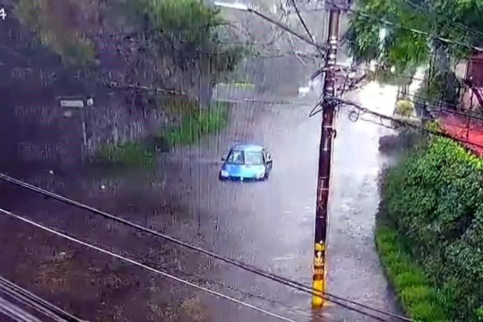 La inundación, en zonas como Jardines del Pedregal, impidieron que los autos pudieran seguir avanzando.