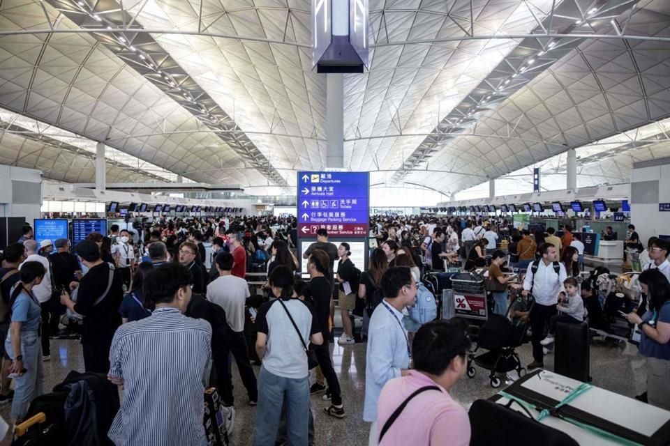 Pasajeros en el Aeropuerto Internacional de Hong Kong afectados porque algunas aerolíneas recurrieron al check-in manual por el error informático.