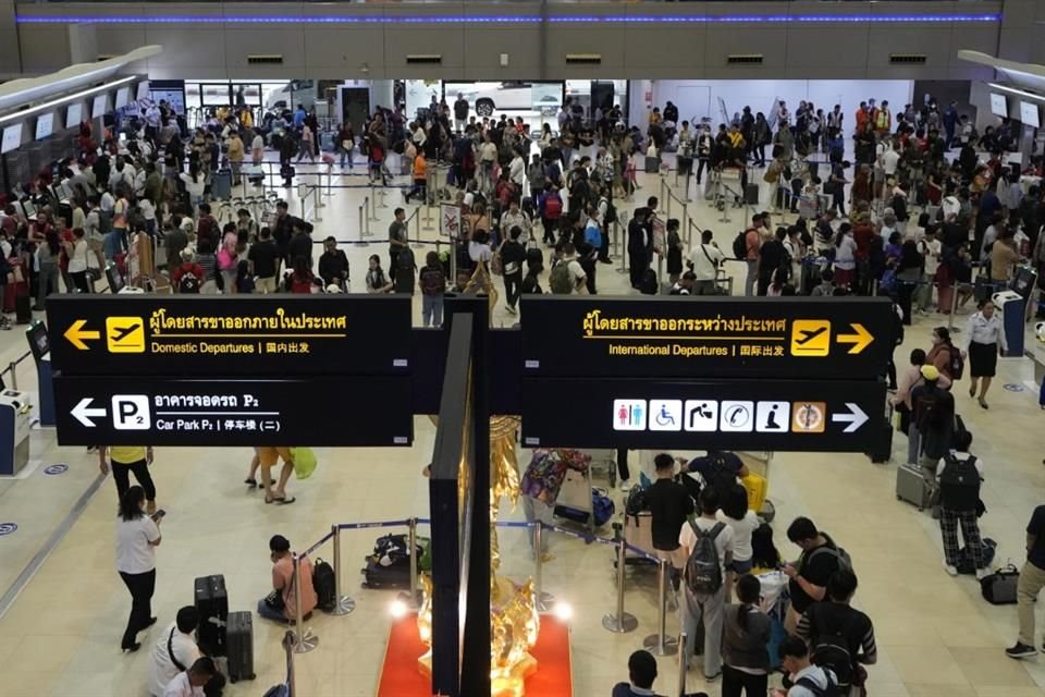 Usuarios del Aeropuerto Internacional Don Mueang en Bangkok, Tailandia, en largas filas por el error informático.