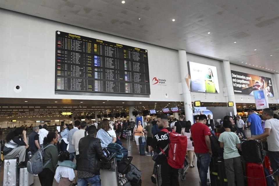 En el Aeropuerto Internacional de Bruselas igual se registró el caos por retrasos en vuelos.