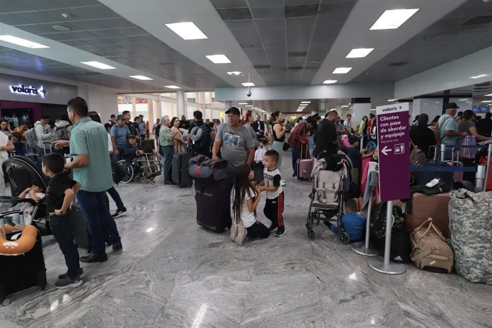 Ante la falla informática global, aerolíneas del Aeropuerto de Guadalajara se han visto afectadas; pasajeros señalan, no les dan solución.