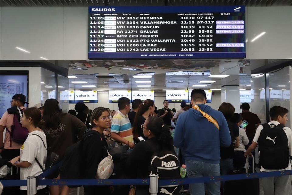 Ante la falla informática global, aerolíneas del Aeropuerto de Guadalajara se han visto afectadas; pasajeros señalan, no les dan solución.