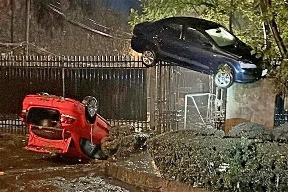 Nuevamente, el temporal hizo lo mismo en la zona. Uno de los vehículos terminó en una reja.