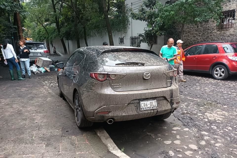 Como este, 12 vehículos resultaron dañados. Vecinos calculan que el agua entró a por lo menos 15 viviendas.  