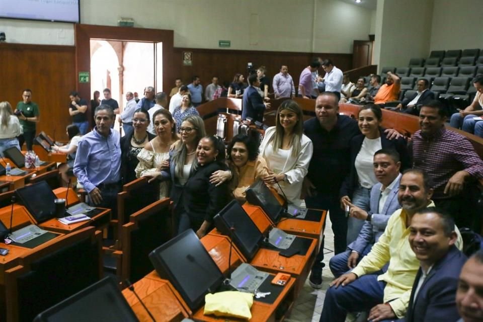 Diputados se toman foto hoy en su ultimo día de labores ya que salen de vacaciones y regresan hasta el 5 de agosto.