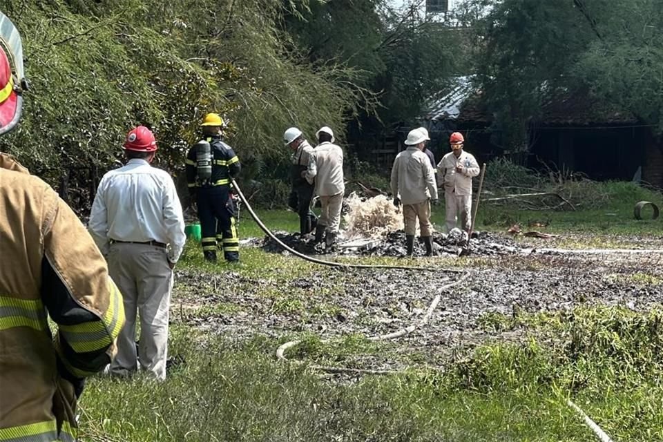 La fuga de gasolina en La Mezquitera, La Laja, en Zapotlanejo fue causada por huachicol, confirmó personal de seguridad de Pemex de forma anónima.