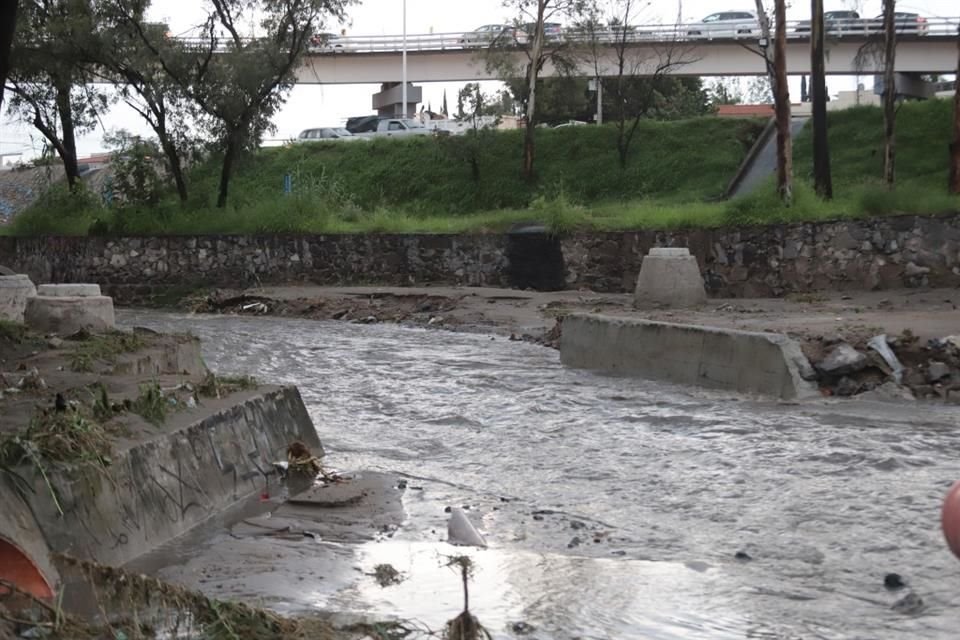 Zonas como la del paso a desnivel de Servidor Público y Periférico, padecieron por la lluvia de esta tarde.