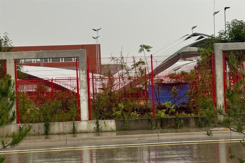 La lluvia y las ráfagas de viento que se registraron hoy en Zapopan colapsaron el techo que cubría las canchas del Instituto de Ciencias.