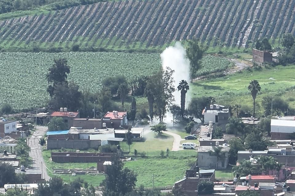 El robo de hidrocarburo en el Pueblo La Mezquitera, de Zapotlanejo, derivó en una fuga donde la gasolina alcanzó hasta los 20 metros de altura.