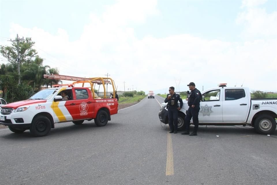 La carretera Santa Fe fue cerrada a la circulación por la fuga en el ducto de Pemex en el Poblado de La Mezquitera.