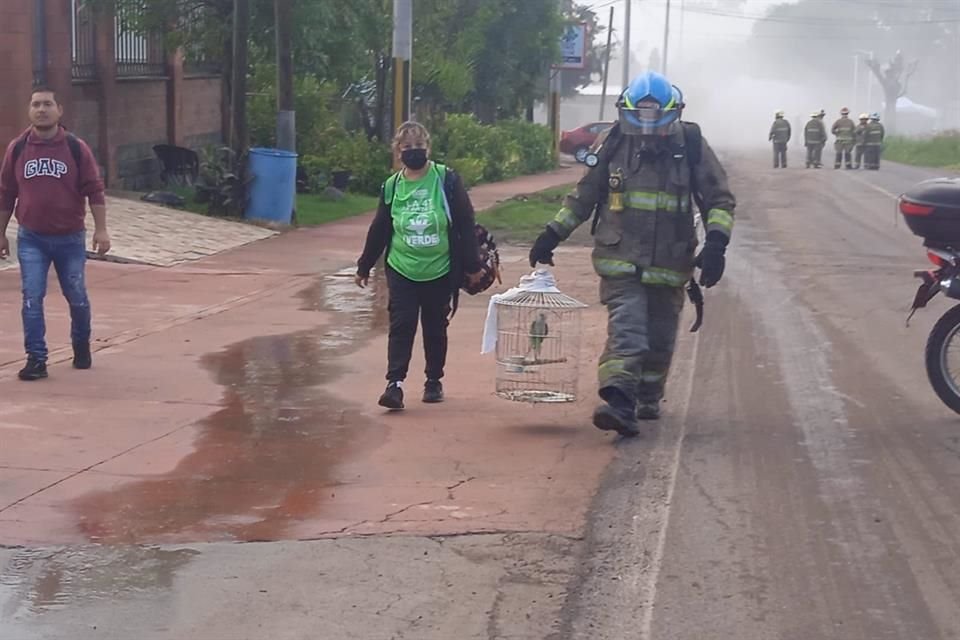 Habitantes de La Mezquitera fueron evuacuados por personal de Protección Civil y Bomberos.