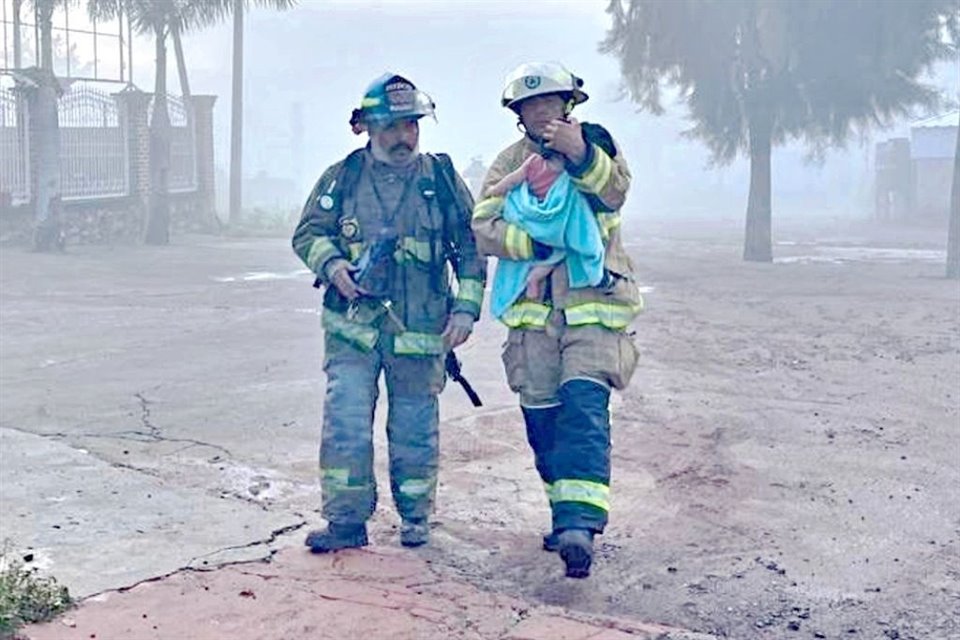 Al sentirse mareada por el olor a gasolina, mientras huía con su nieta en brazos de la megafuga, la mujer vio la salvación en un bombero y le entregó a la niña de 10 meses.