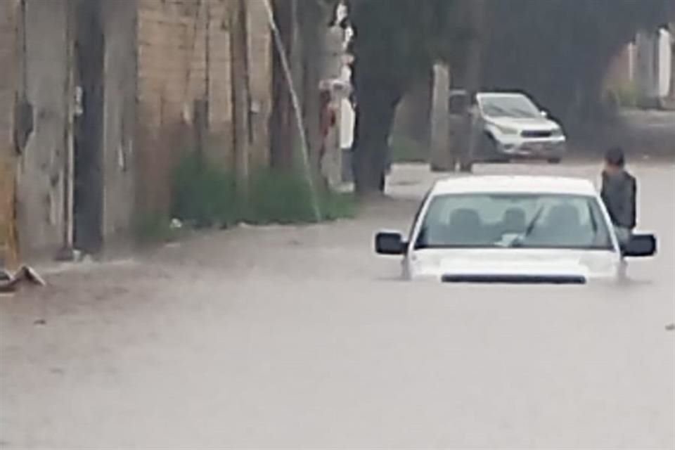 Inundación reportada por ciudadanos en la Colonia Felipe Ángeles, en Tlaquepaque, cerca de la Avenida Juan de la Barrera.