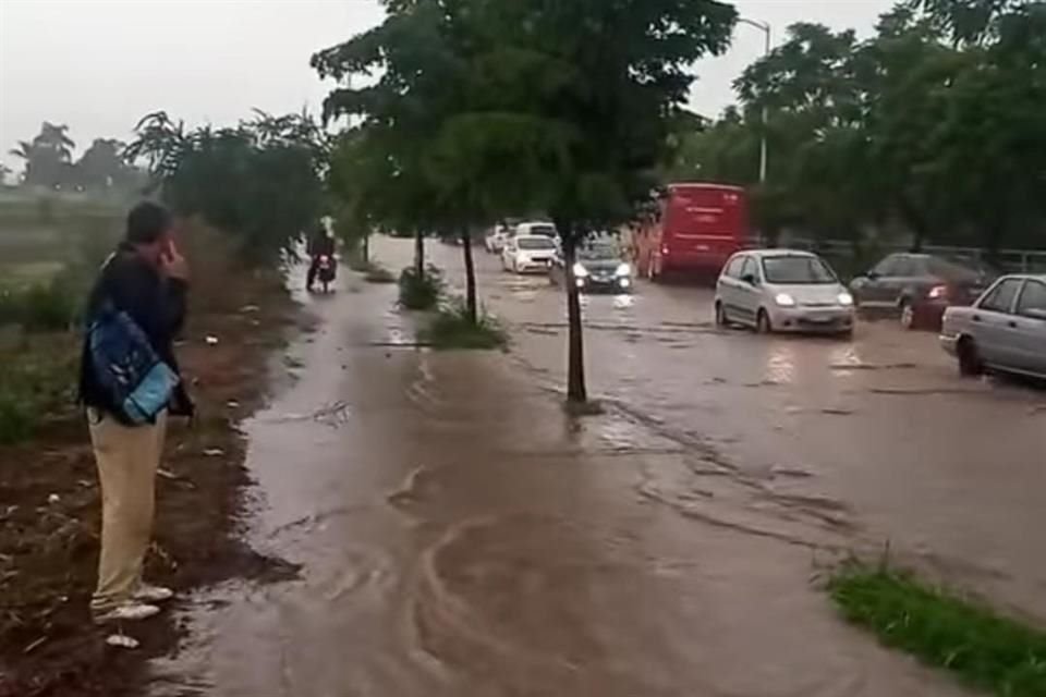 Inundaciones en la confluencia de Prolongación 8 de Julio (Avenida Jesús Michel González) y la Carretera a San Sebastián El Grande, en Tlajomulco.