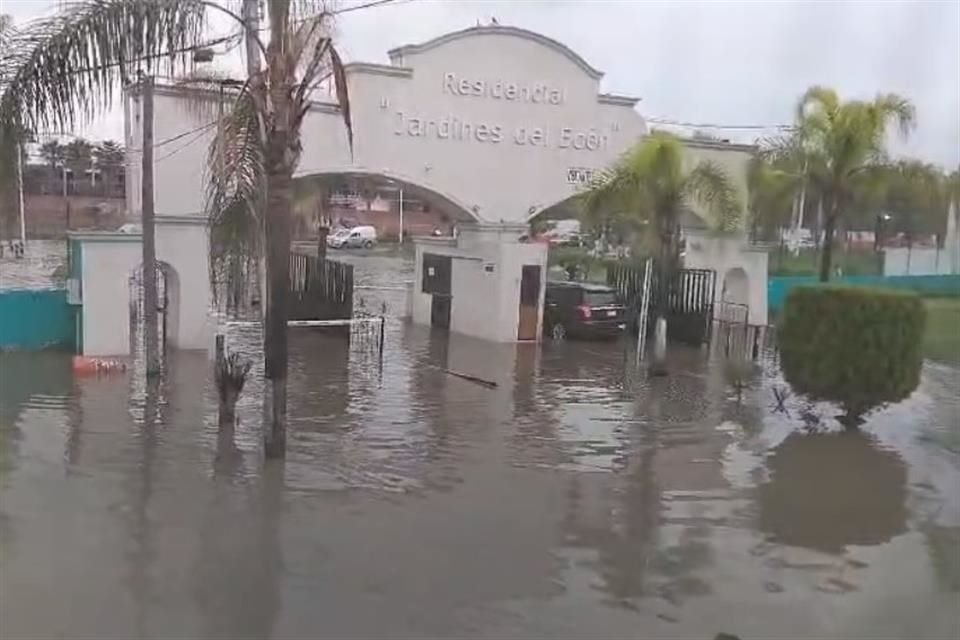 Inundación en el ingreso al Fraccionamiento Jardines del Edén en Tlajomulco.