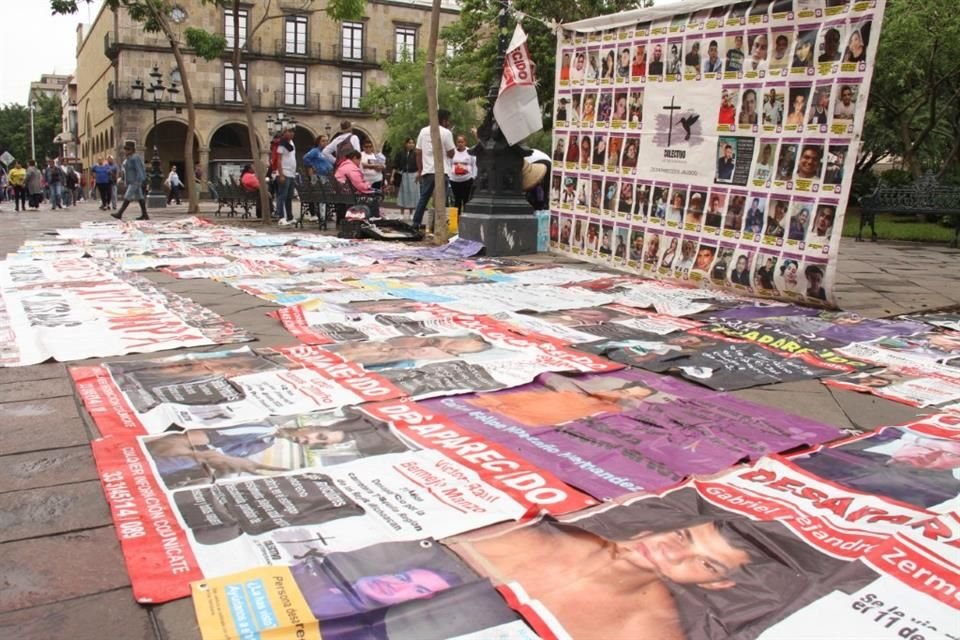 Entre las principales acciones que realiza el Colectivo Luz de Esperanza está la pega de fichas de búsqueda.