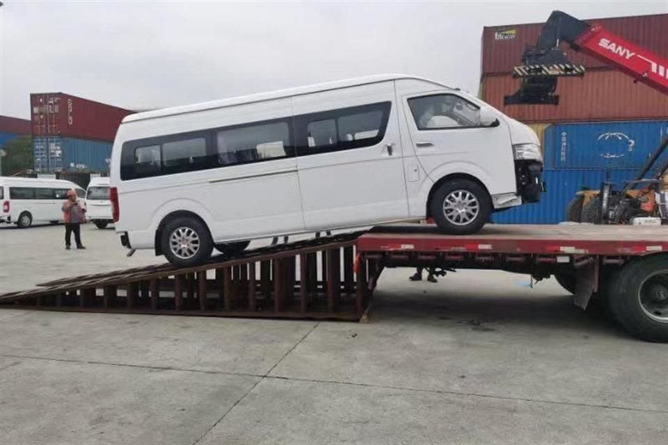 Camionetas vans y camiones de transporte público llegaron a la Ciudad para las rutas alimentadoras de la próxima Línea 4 del tren Ligero.