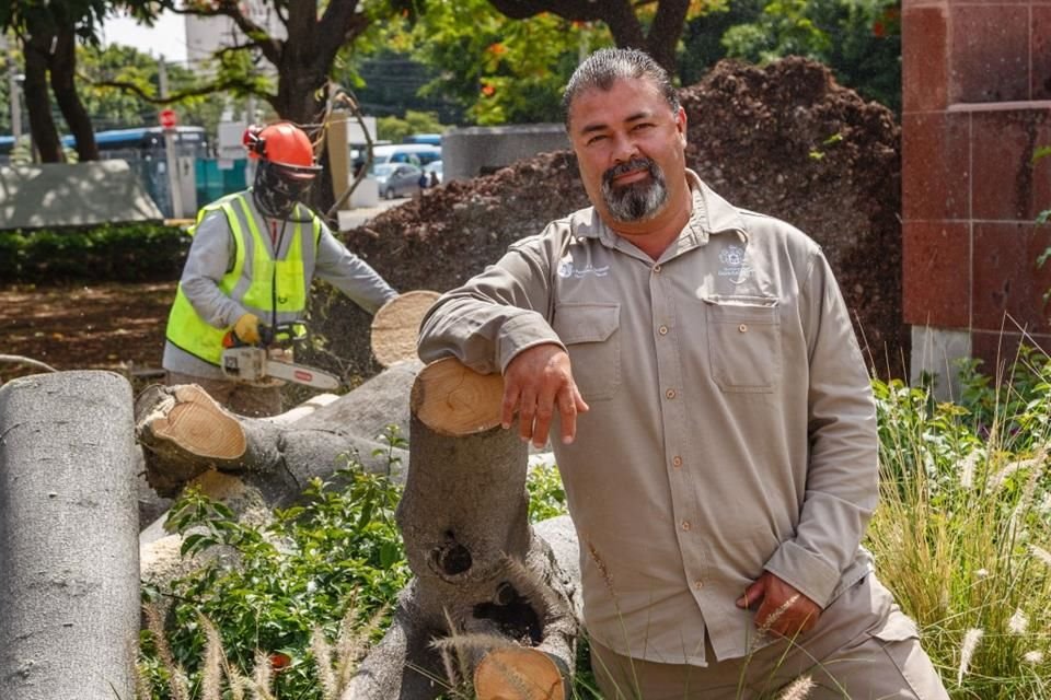 Flavio Macedo tiene 30 años en Parques y Jardines de Guadalajara, en donde cada temporal levanta los árboles que caen por fuertes vientos.