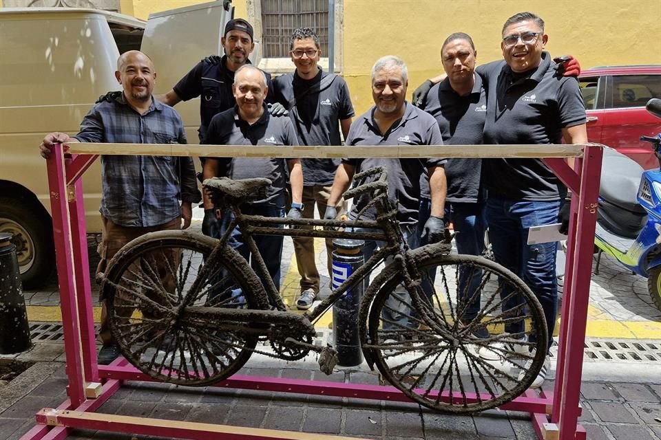 La bicicleta que tiene 67 años en la cantina La Fuente bajó de su pedestal para formar parte de la exposición 'Cartas de Navegación: Javier Campos Cabello', en el Museo Cabañas.