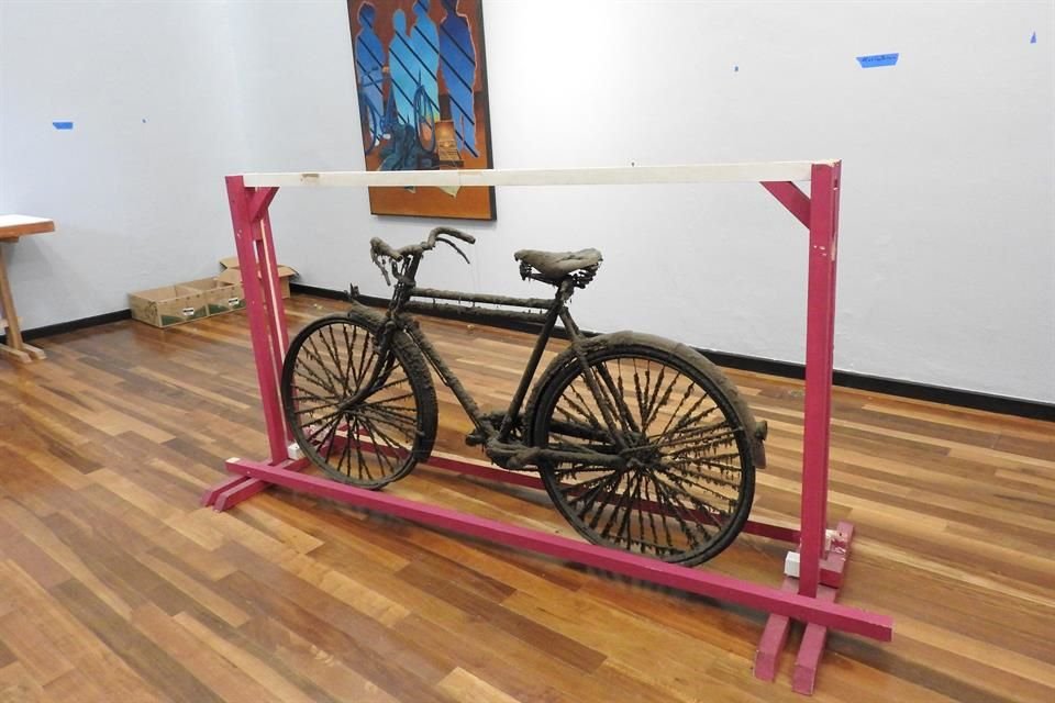 La bicicleta que tiene 67 años en la cantina La Fuente bajó de su pedestal para formar parte de la exposición 'Cartas de Navegación: Javier Campos Cabello', en el Museo Cabañas.
