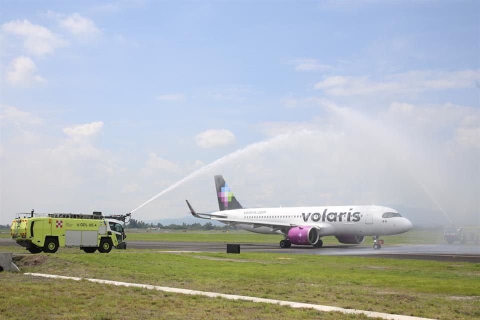 Con una longitud de 3 mil 538 metros de largo y 45 metros de ancho, la segunda pista del Aeropuerto Internacional de Guadalajara fue inaugurada oficialmente este martes, con un vuelo a Cancún.
