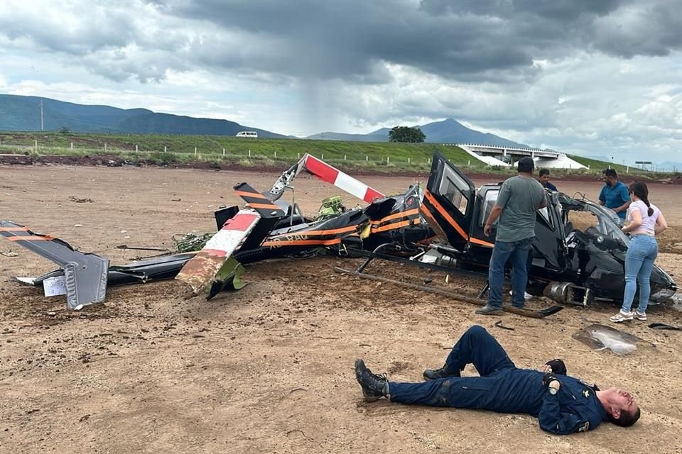 Un helicóptero se desplomó sobre la Laguna de Sayula sobre la Carretera Guadalajara a Colima; hay cuatro heridos, dos en estado grave.